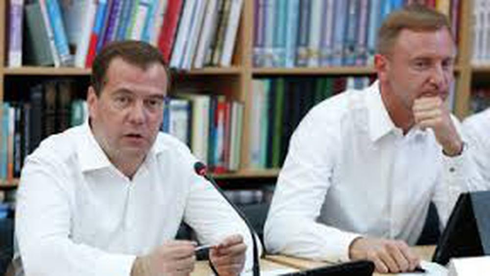 Дмитрий Медведев отменять ЕГЭ не ...